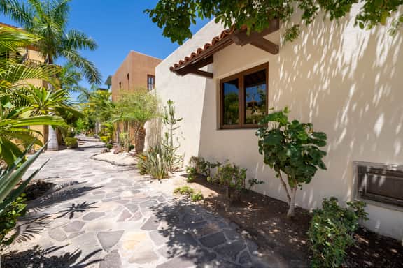 AV254 - Charming 2-Bedroom Oceanview Retreat
