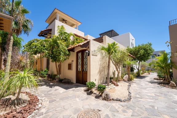 AV254 - Charming 2-Bedroom Oceanview Retreat
